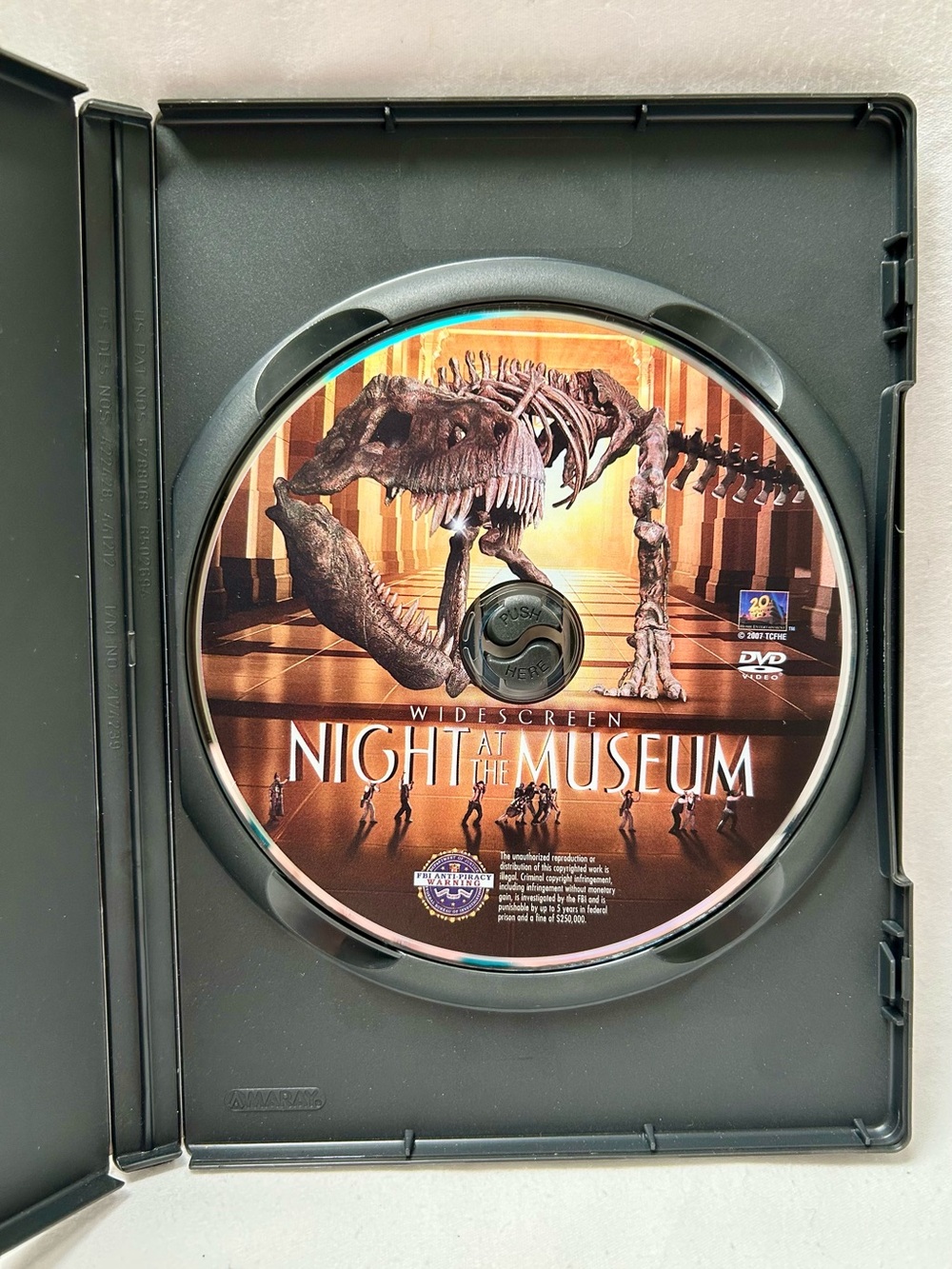 NIGHT AT THE MUSEUM DVD - Picture 3 of 4